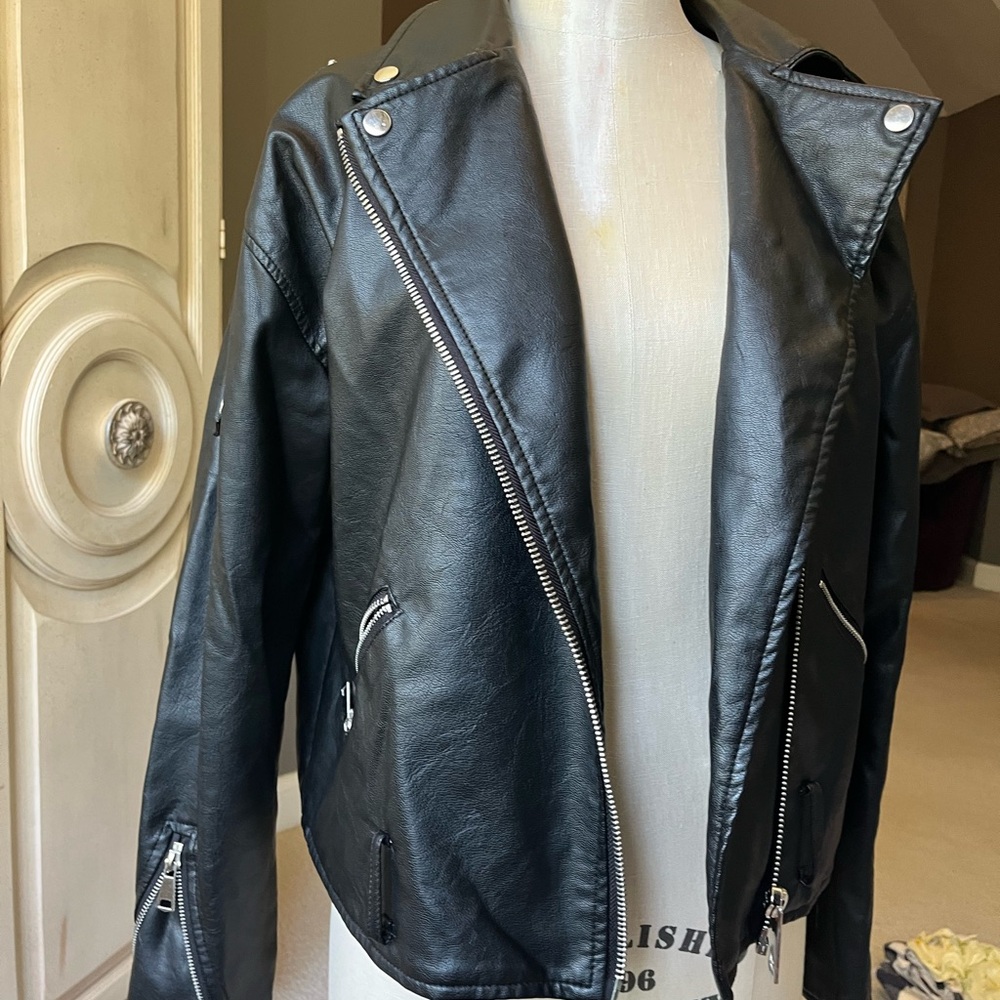 leather jacket - Picture 2 of 5